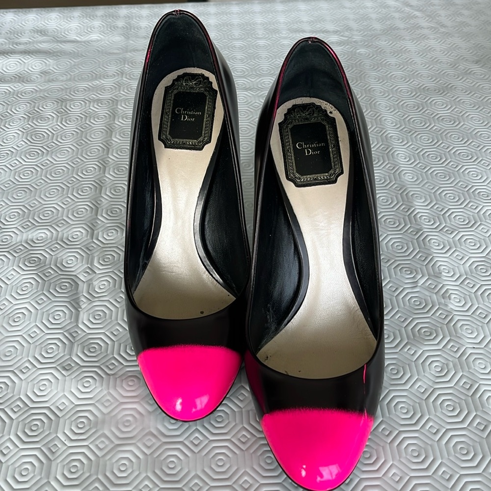 Black & pink pumps